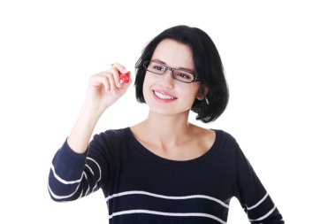 kopya alanı yazmaya çalışırken kalem ile çekici bir kadın.