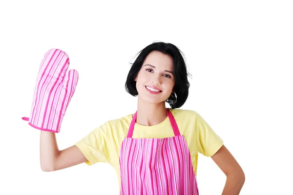 Jonge huisvrouw in keuken schort en keuken handschoen. — Stockfoto