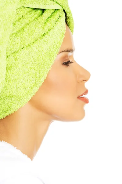 Profil för attraktiv kvinna insvept i handduk med turban. — Stockfoto