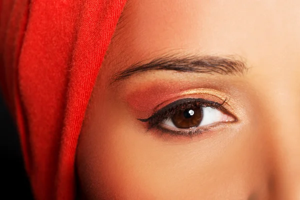 Attraktiv kvinna öga. kvinna i turban. närbild. — Stockfoto