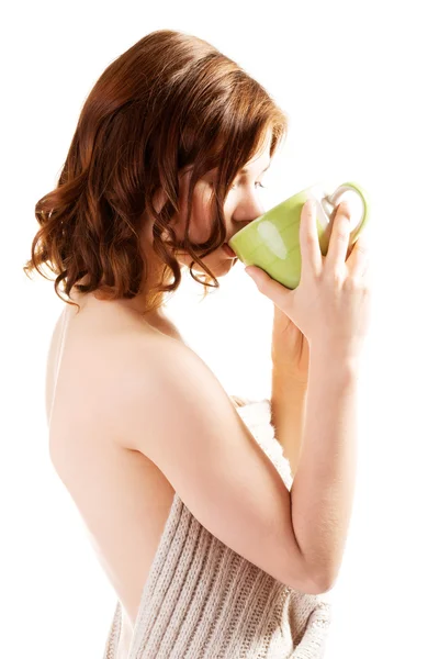 Attraktive sexy nackte Frau hält eine Tasse und trinkt. Seitenansicht — Stockfoto