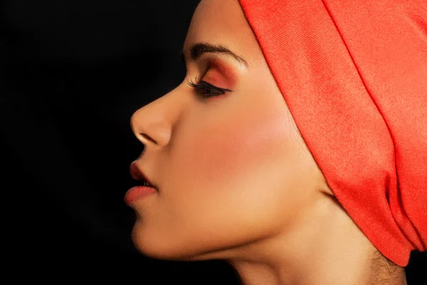 Attractive woman's profile in turban. Closed eyes. — Stock Photo, Image