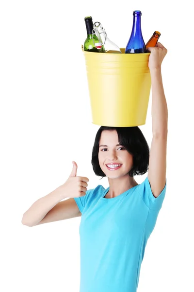 Mujer atractiva con botellas, idea de reciclaje . —  Fotos de Stock