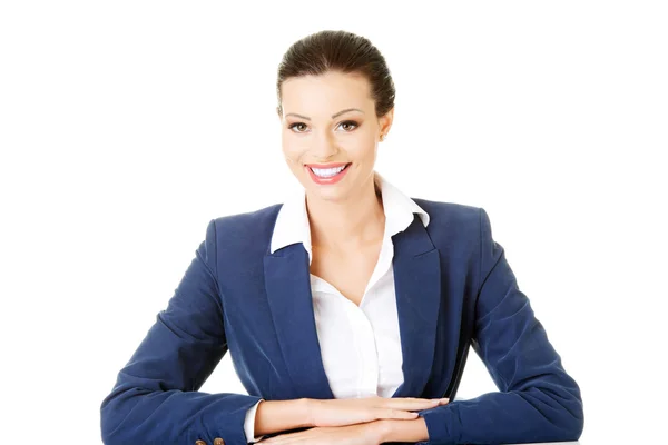 Atractiva mujer de negocios sentada y sonriente . —  Fotos de Stock