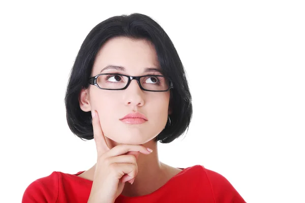 Attraktive Frau mit Brille blickt auf und denkt nach. — Stockfoto