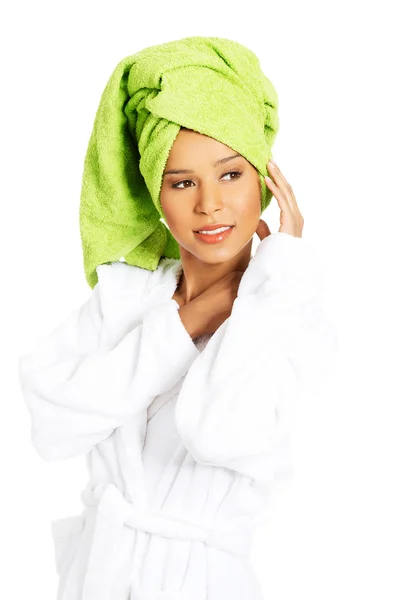 Porträtt av attraktiv kvinna insvept i handduk med turban — Stockfoto