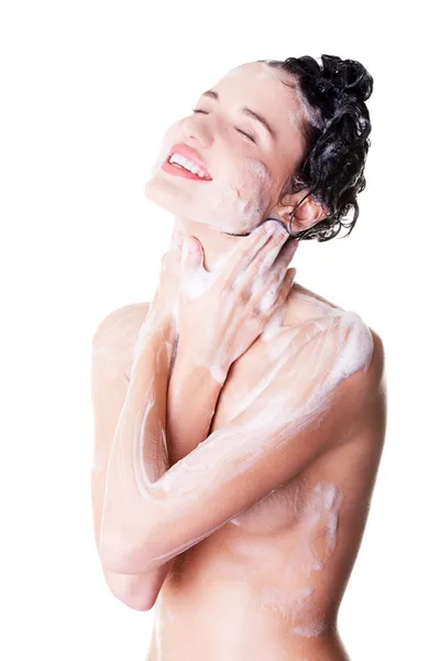 Ung kvinna i duschen tvätta hennes kropp — Stockfoto