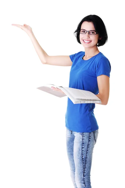 Mujer atractiva con libro de ejercicios. Vista lateral . —  Fotos de Stock