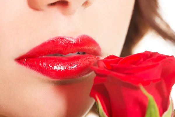 Dettagliato primo piano delle labbra rosse della donna con rosa . — Foto Stock