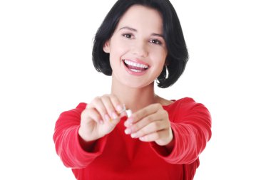 çekici bir kadın tutarak kırık Sigara.