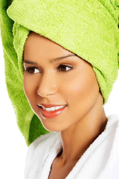 Portrét atraktivní usmívající se žena zabalená v ručníku s turba — Stock fotografie