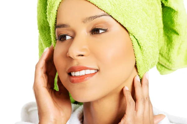 Portret atrakcyjna kobieta uśmiechający się owinięty w ręcznik z turba — Zdjęcie stockowe