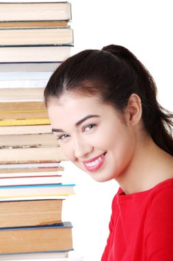 kitap yığını çekici genç kadın.