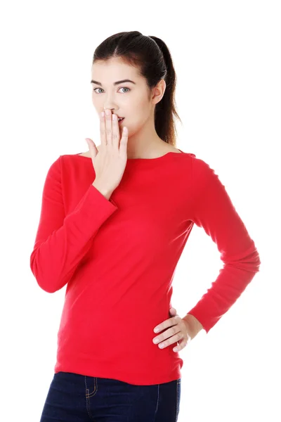 Aantrekkelijke vrouw die betrekking hebben op haar mond. — Stockfoto