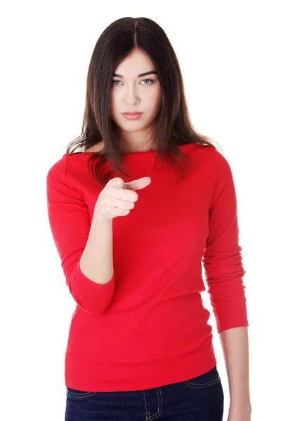 Aantrekkelijke woman wijzend op de voorgrond. — Stockfoto