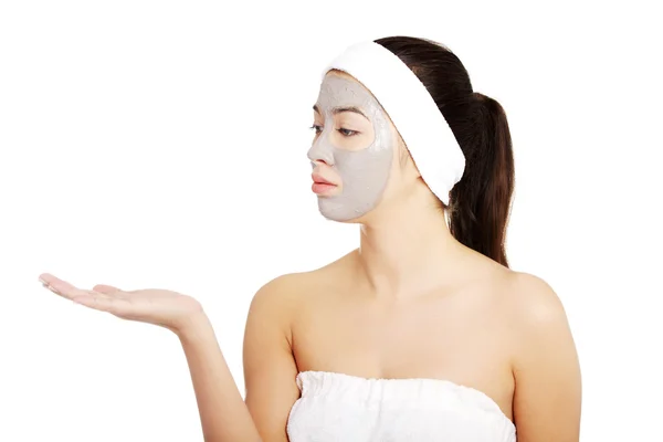 Wanita cantik dengan handuk dengan masker wajah dan ikat kepala . — Stok Foto