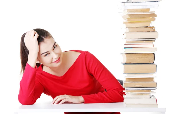 Aantrekkelijke jonge vrouw met stapel boeken. — Stockfoto