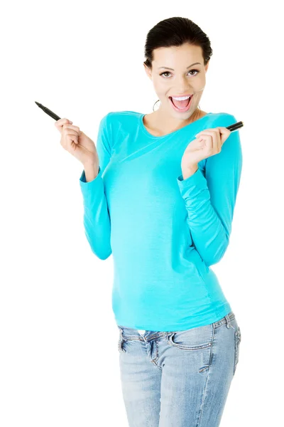 Attraktiv kvinna med två pennor. — Stockfoto