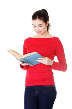 çekici genç bir kadın tutarak açık kitap okuma,.