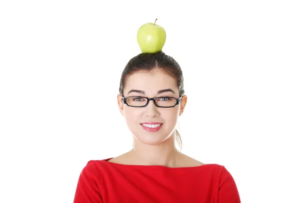Ritratto di giovane donna attraente con mela sulla testa . — Foto Stock
