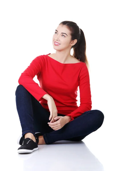 Mujer casual feliz sentado en el suelo . — Foto de Stock