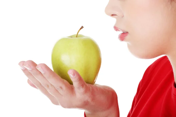 Nahaufnahme Frauenmund und Apfel. — Stockfoto