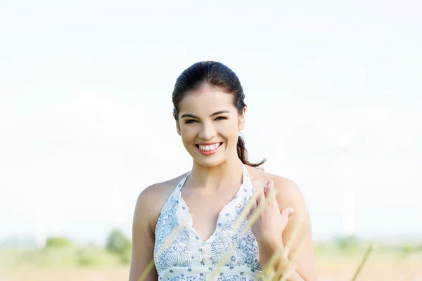 Hermosa mujer sonriendo . — Foto de Stock