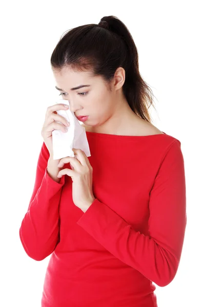 Gelukkig casual vrouw met weefsel. — Stockfoto