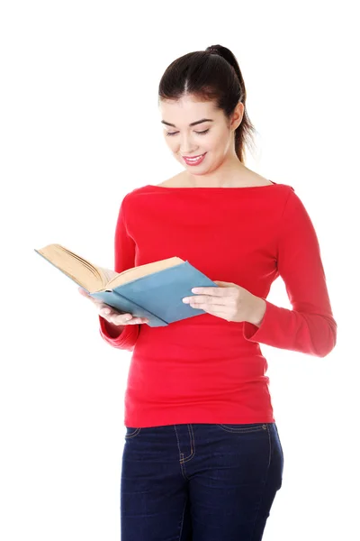 Atractiva joven mujer sosteniendo libro abierto, leyendo . — Foto de Stock