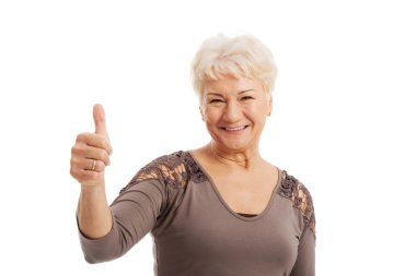 ok gösteren yaşlı bir kadın portresi.
