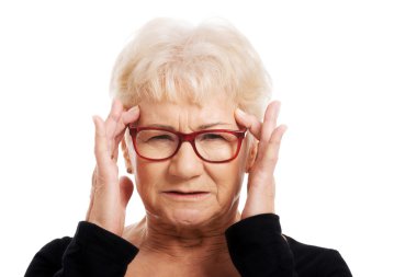 μια ηλικιωμένη γυναίκα είναι γυαλιά έχει έναν πονοκέφαλο.