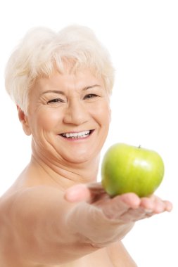 çıplak yaşlı kadın holding ve elma.
