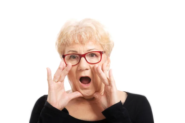 Een oude dame spreekt schok of verrassing. — Stockfoto