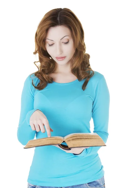 Mulher casual atraente com livro apontando sobre texto . — Fotografia de Stock