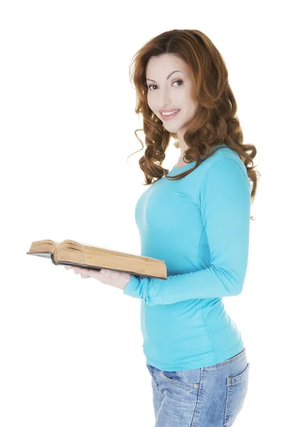 Atractiva mujer casual con libro abierto . — Foto de Stock