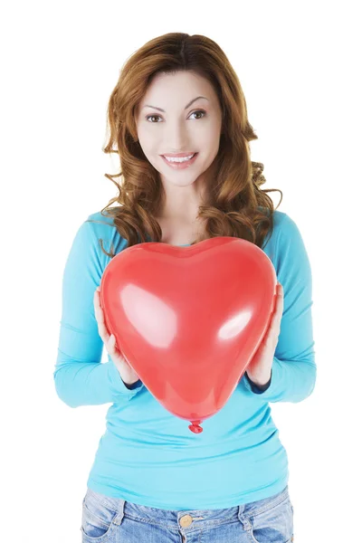 Attraente donna casual che tiene palloncino cuore . — Foto Stock