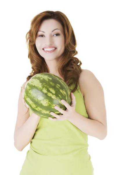 Attraktive, lässige Frau mit Wassermelone. — Stockfoto