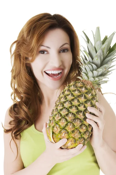 Attraktiv kvinna med ananas. — Stockfoto