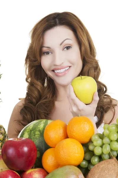 Mulher casual feliz com frutas . — Fotografia de Stock