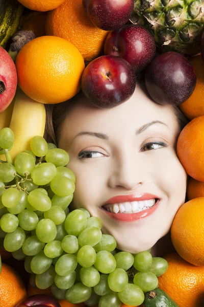 Femme visage dans les fruits . — Photo