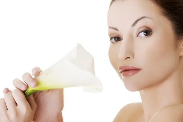 Retrato de mulher adulta bonita com pele de saúde e com flor de lírio — Fotografia de Stock