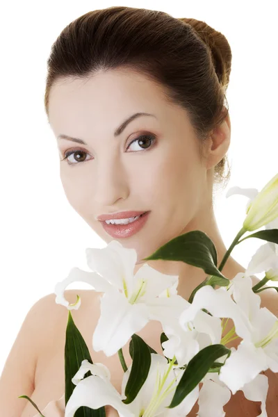 Retrato de hermosa mujer adulta con piel sana y con flor de lirio — Foto de Stock