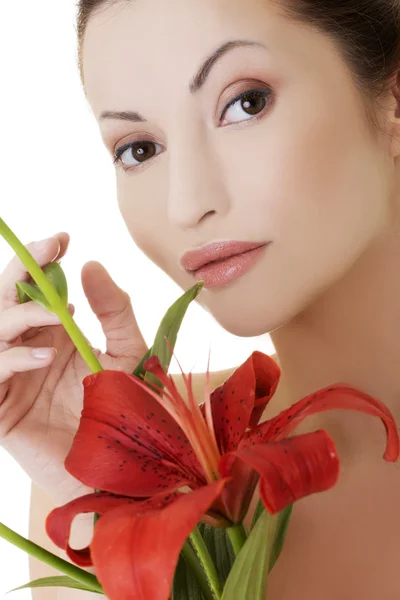Portret pięknej kobiety kwiat lilia czerwona. — Zdjęcie stockowe