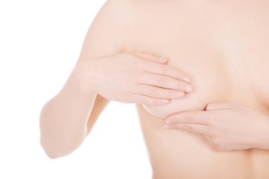 genç bir kadın meme kanseri belirtileri için göğüslerini incelenmesi