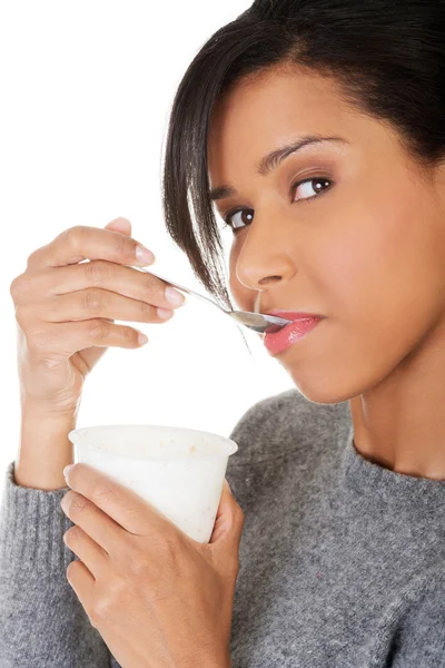 Młoda kobieta jedzenie jogurt jako zdrowe śniadanie lub przekąskę. — Zdjęcie stockowe