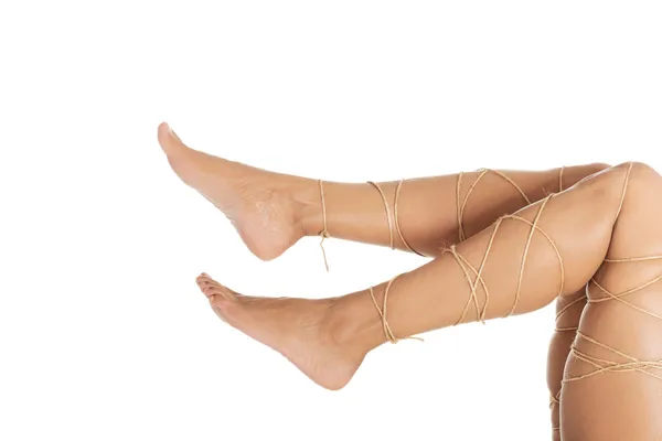 Concetto di dolore alle gambe - gambe legate con corda — Foto Stock