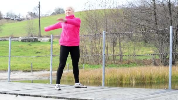 Mujer mayor haciendo ejercicio . — Vídeo de stock