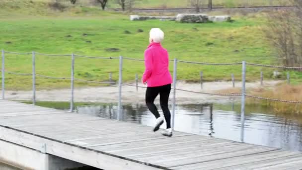 Starší žena cvičení. — Stock video