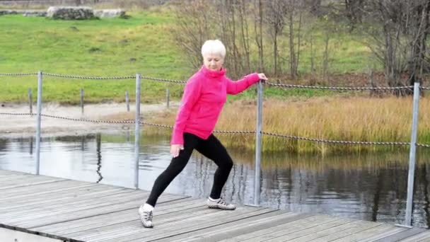 Mulher idosa exercitando . — Vídeo de Stock