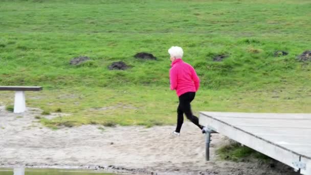 Donna anziana esercizio . — Video Stock